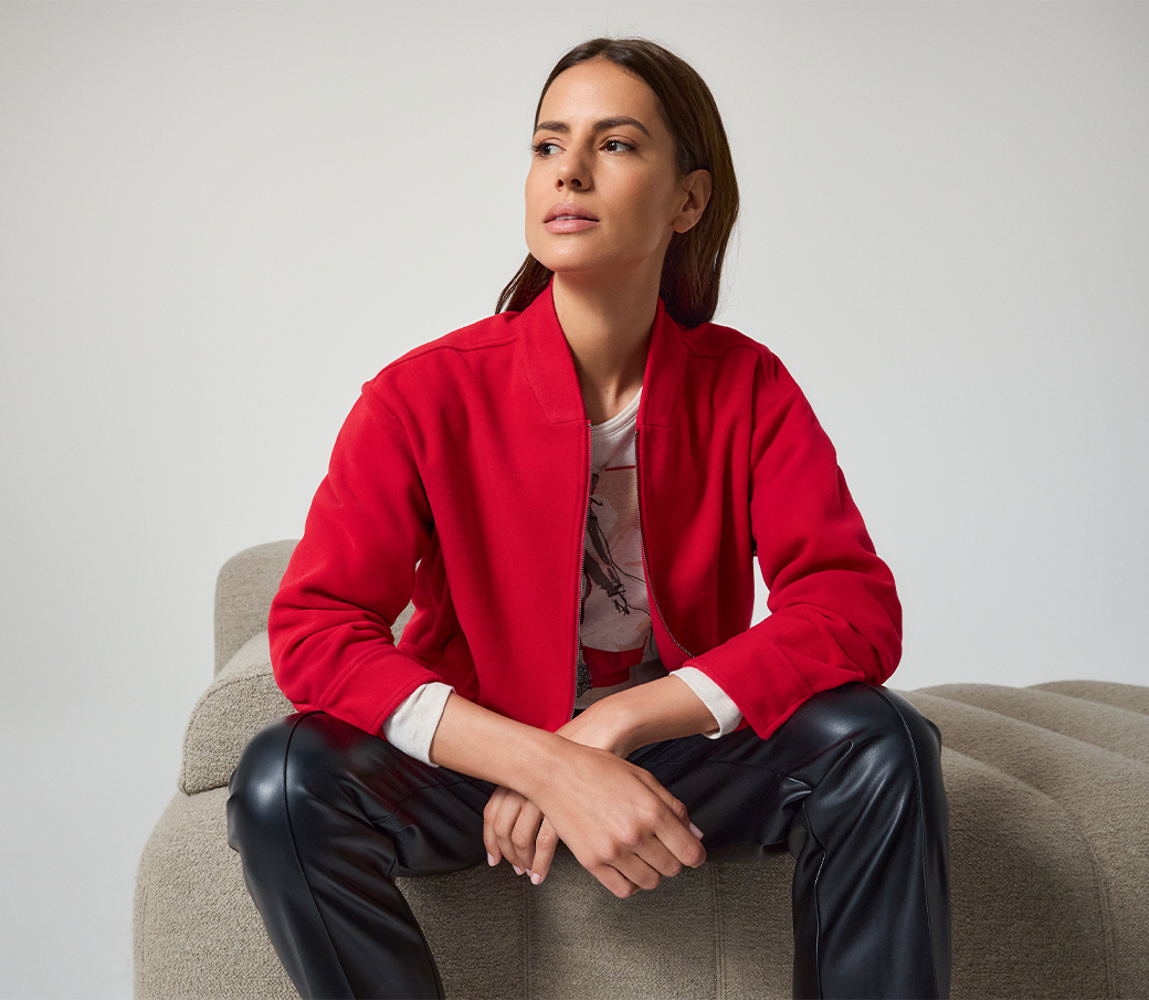 Modelka siedząca na sofie